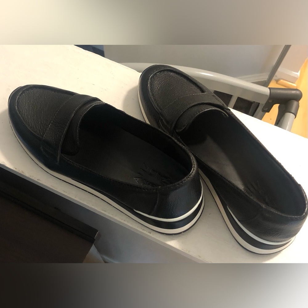 New Women’s Naturalizer black leather Loafers